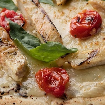 alfredo chicken pizza with tomato and basil