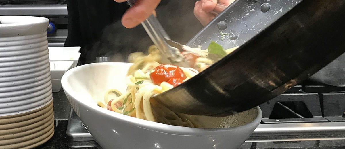 clams with linguine and tomatoes out of pan