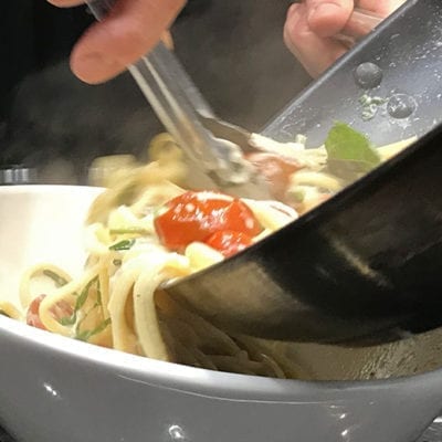 clams with linguine and tomatoes out of pan